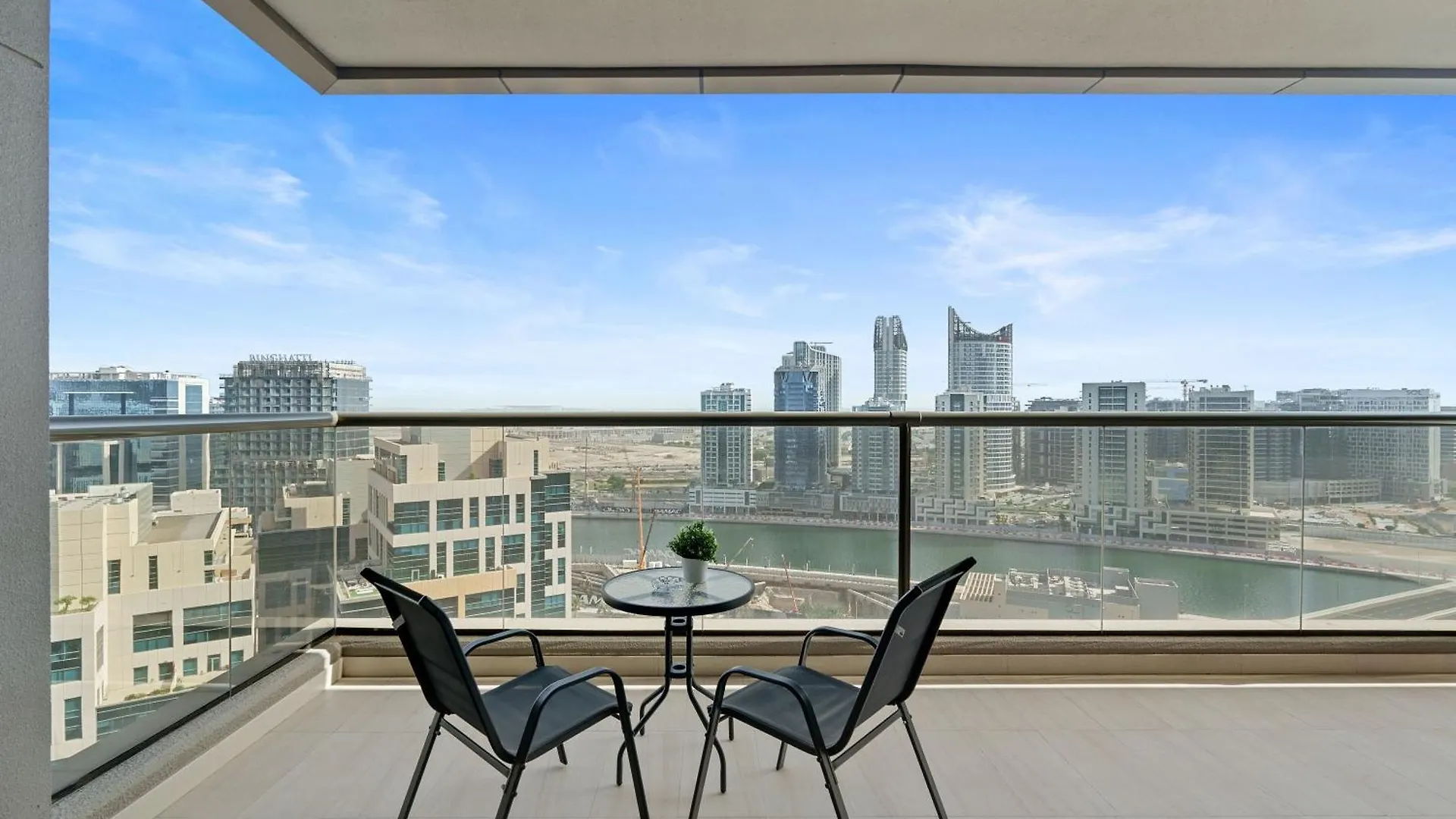 Cozy 2Br In Elite Downtown Residence With Canal View Dubai