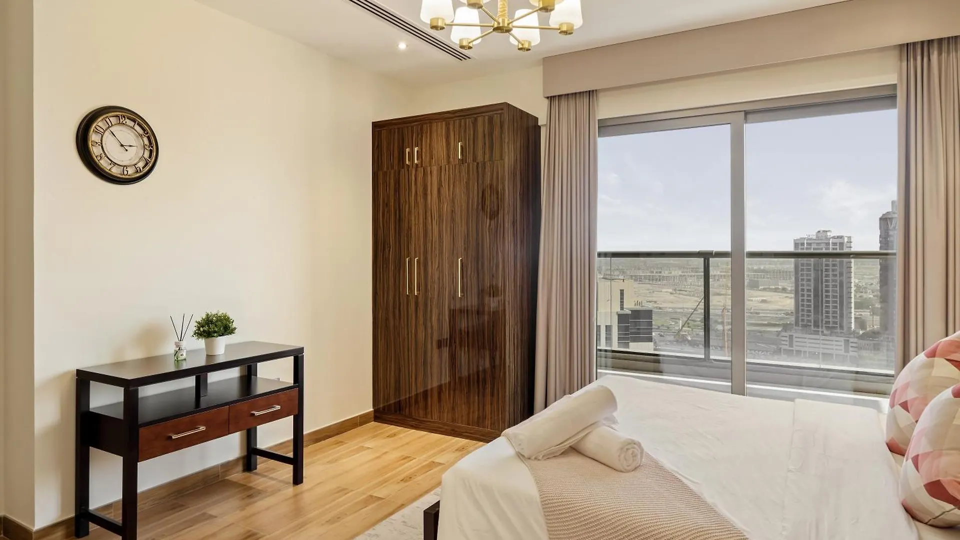 Cozy 2Br In Elite Downtown Residence With Canal View Dubai